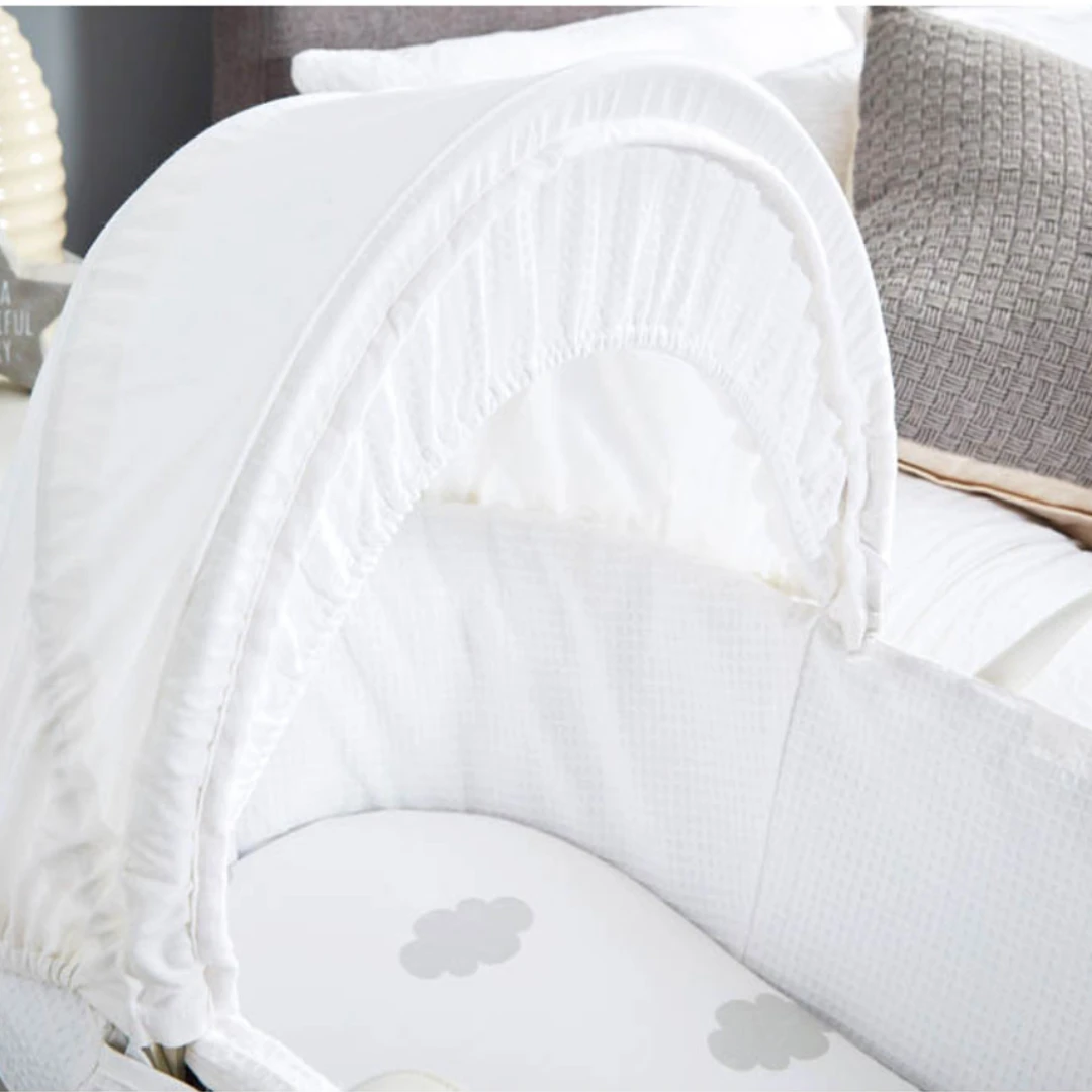 Shnuggle® Shnuggle Moses Basket With Covers & Mattress - White 4 Shnuggle® Shnuggle Moses Basket With Covers & Mattress - White - Image 4