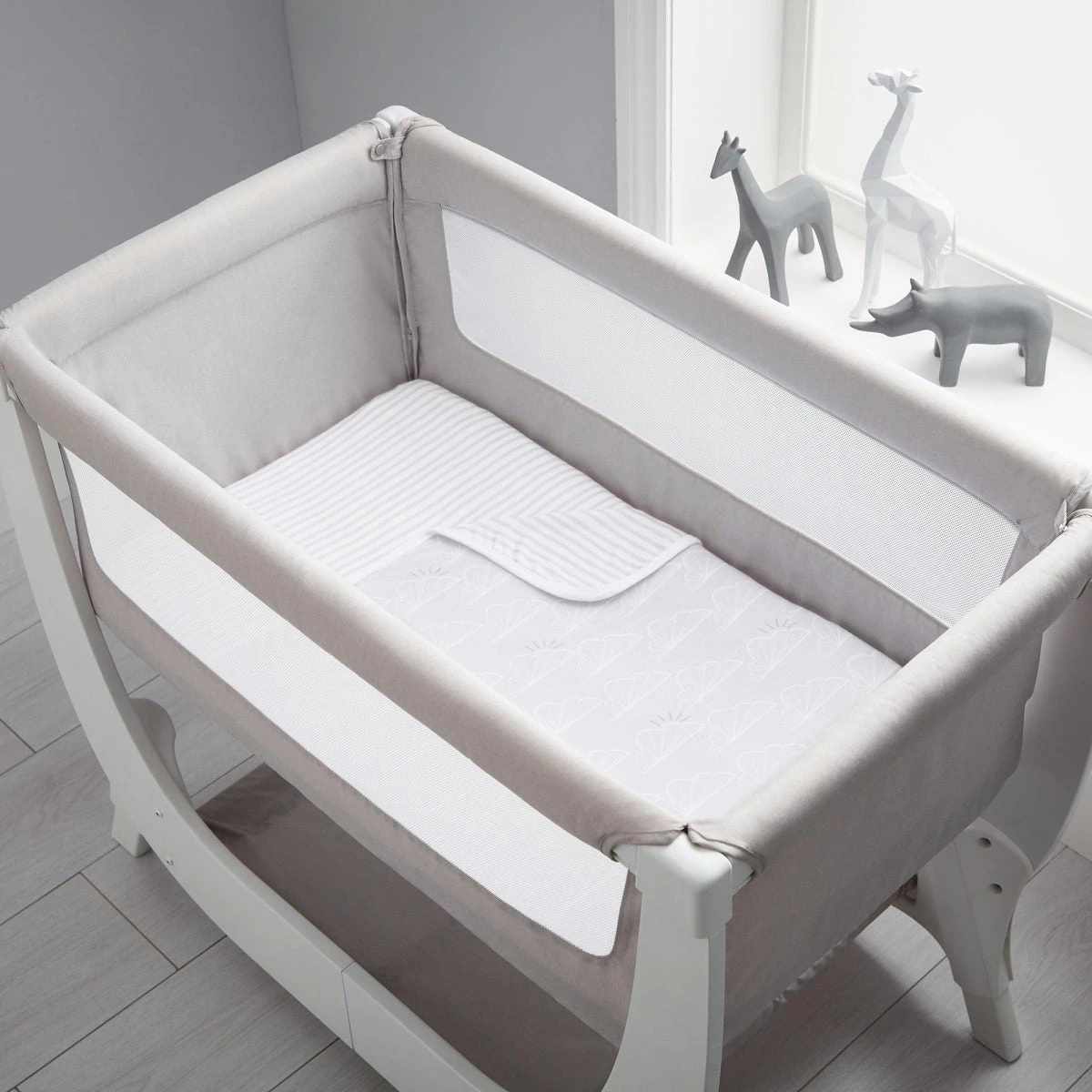 Shnuggle® Shnuggle Air Bedside Crib Bedding Set - Grey 2 Shnuggle® Shnuggle Air Bedside Crib Bedding Set - Grey - Image 2